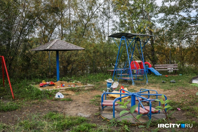 Детская площадка расположена почти у берега | Источник: Ксения Филимонова / «ИрСити»