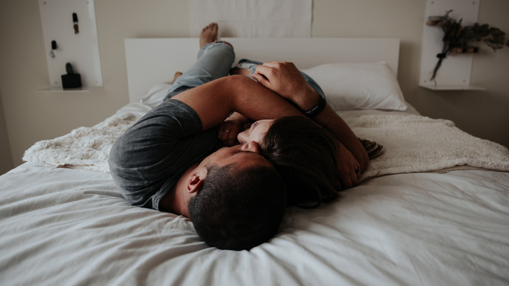 Как сохранить интимную близость, когда тревожно: советы сексолога