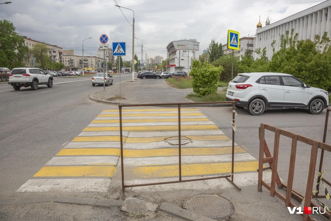 А вот нарисовать «зебру» на месте недавних раскопок не забыли | Источник: Константин Завриков / V1.RU