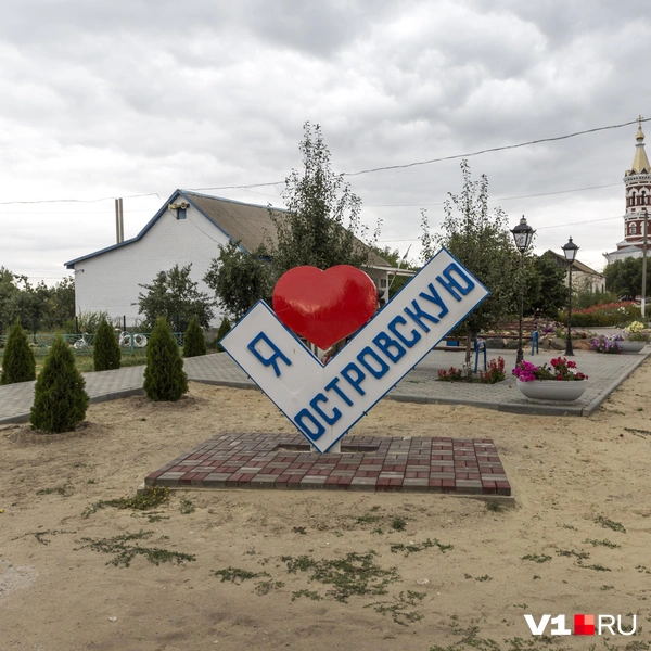 Рядом с такими композициями любят делать фото и загадывать желание молодожены | Источник: Константин Завриков / V1.RU
