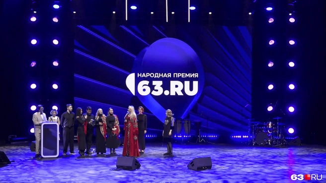 На финале Народной премии Александра и ее коллеги предстали в ярких образах | Источник: Роман Данилкин / 63.RU