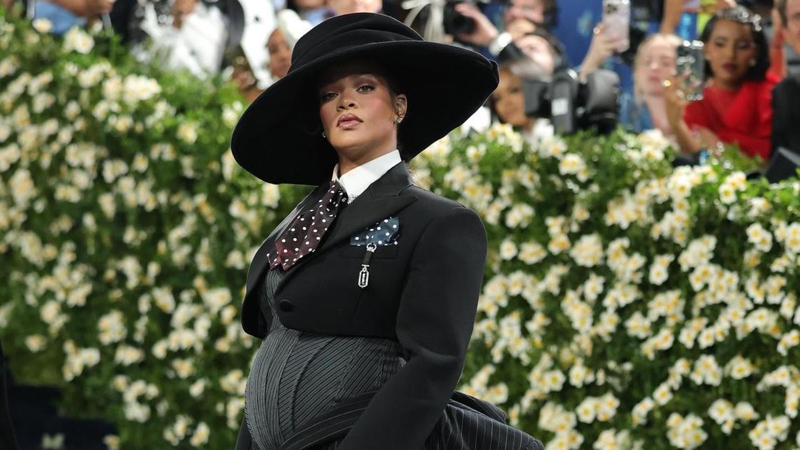 Беременная Рианна эффектно закрыла Met Gala 2025, перетянув на себя все внимание