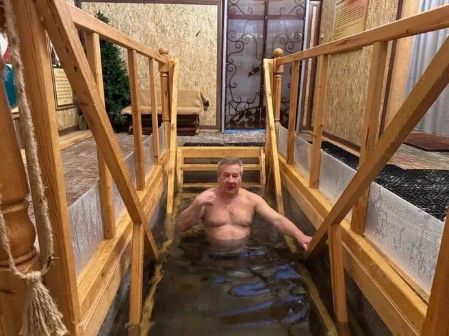 75-летний Борис Хохряков тоже искупался в проруби | Источник: «Борис Хохряков» / T.me