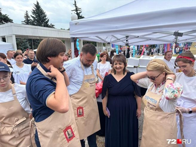 Мэр Тюмени Максим Афанасьев вместе с Ларисой Невидайло&nbsp;— ресторатором, чьи сотрудники и делали гигантский десерт, готовятся раздавать праздничный торт | Источник: Анастасия Жердина