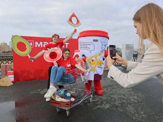 В фотозоне «Магнита» можно было совершенно легально забраться в тележку | Источник: Наталья Лапцевич