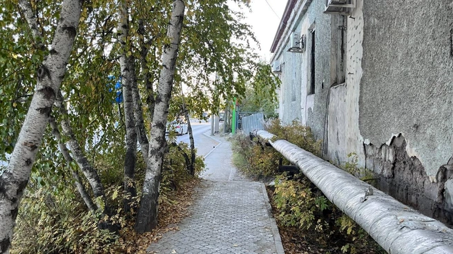 Тротуар по улице Чернышевского | Источник: Карина Оконешникова / 14.RU