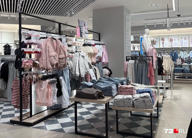 В Тюмени есть шесть филиалов Gloria Jeans. Мы сходили в один из них и посмотрели, что там происходит | Источник: Мария Токмакова / 72.RU