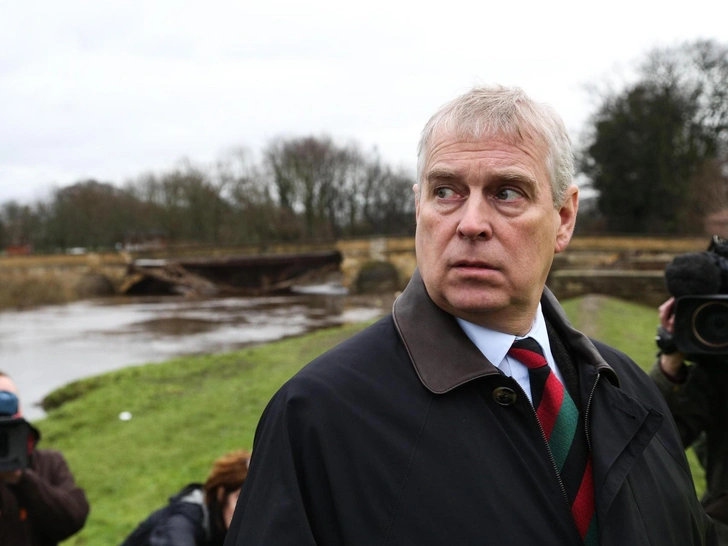 Карл III готов заплатить принцу Эндрю крупную сумму за выселение из королевского особняка | marieclaire.ru