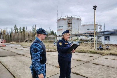 Приставы опечатали пункт сбора нефти на севере Томской области