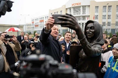 Muscovites Slam New Teacher Monument in Lyubertsy