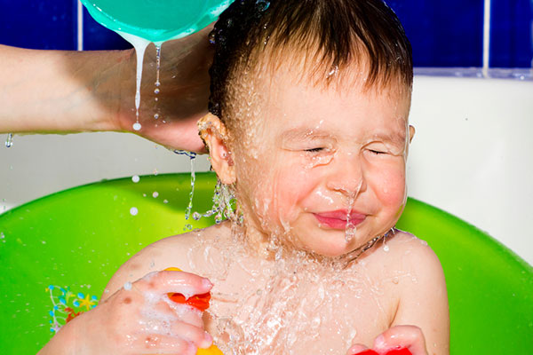 как вымыть голову ребенку без слез