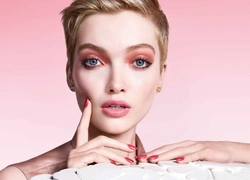 Pure Glow: 7 незаменимых средств для создания весеннего макияжа