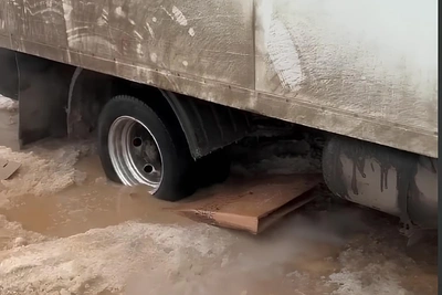 Дорога в Волгограде стала ловушкой для машин и полиции