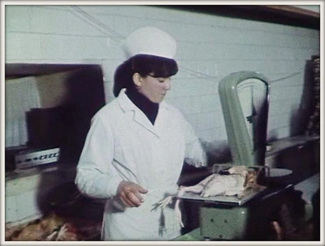 Год 1987-й. В гастрономе на Пермякова, 23 бойко шла торговля. Разделка куриных тушек по нынешним меркам несколько странная: взвешивали и продавали их вместе с лапами | Источник: Тюмень до нашей эры / Vk.com