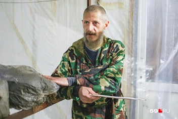 Демьян держит технологические таблицы&nbsp;— в них он отмечает показатели термометров, датчиков и другого оборудования | Источник: Тимофей Калмаков / 59.RU