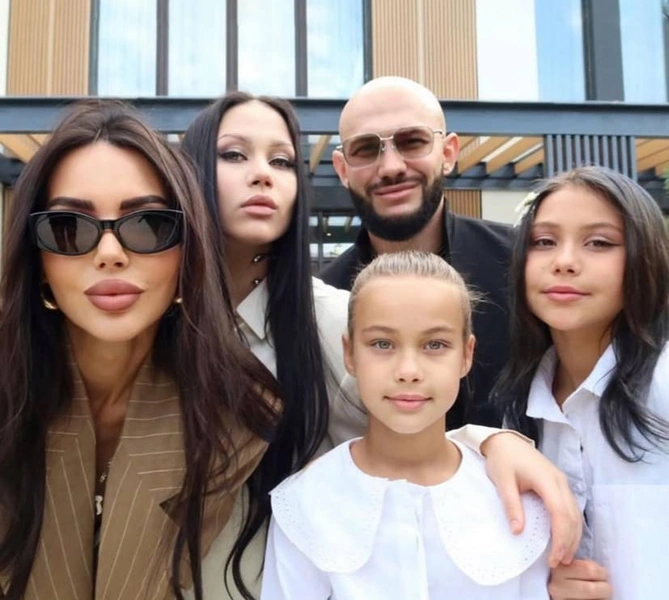 До сентября этого года семья старалась выглядеть образцово