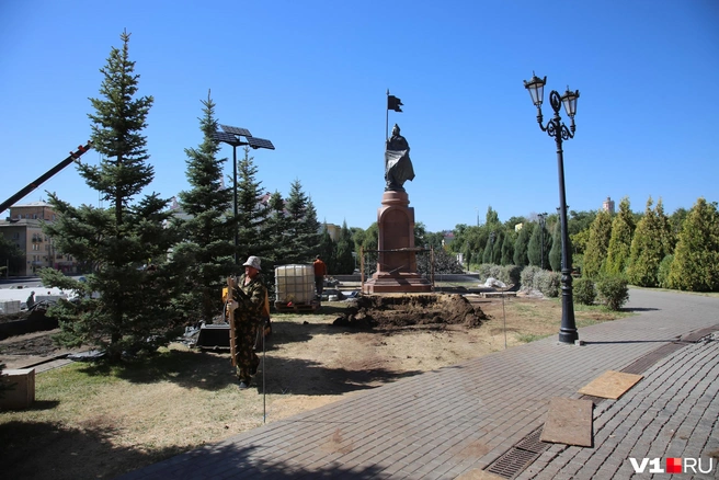 Вокруг памятника рабочие налаживают полив и укладывают грунт | Источник: Константин Завриков / V1.RU