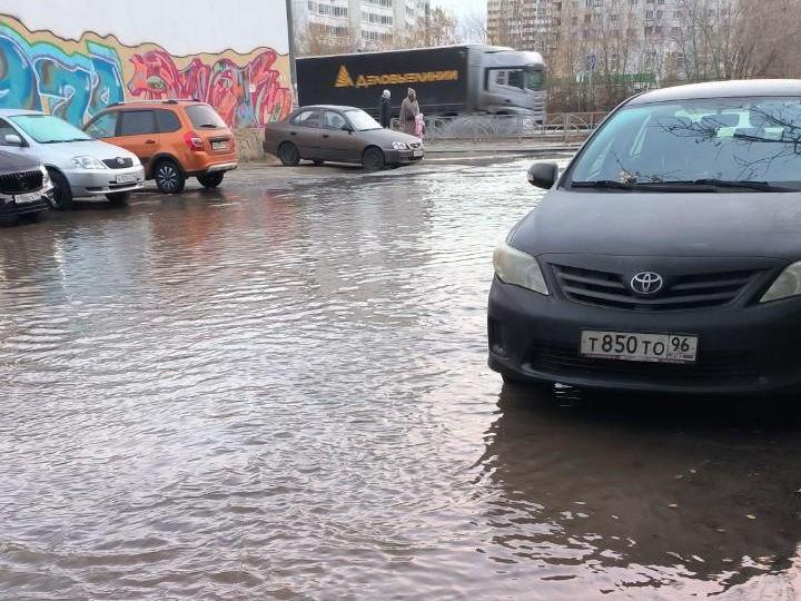 «Детей вброд несут на руках». В Екатеринбурге улица Шефская ушла под воду из-за коммунальной аварии 