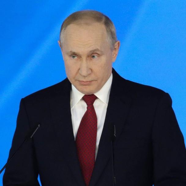 Белый рояль, портрет царя и кефир в холодильнике: Владимир Путин впервые показал кремлевскую квартиру