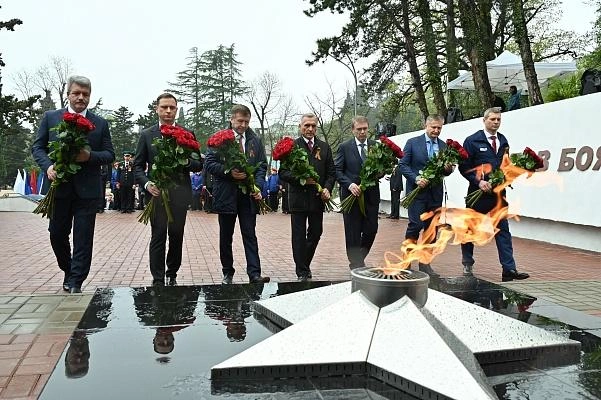 На мемориалы с Вечными огнями и Огнями памяти ресурс оставляется безвозмездно | Источник: sochi.ru