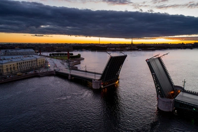 Навигация в Петербурге: Дворцовый мост обновили