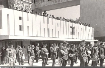 Военный оркестр на Театральной площади, 1970 год | Источник: Pastvu.com