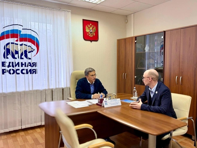 Мужчина пришёл на приём в идеальном костюме с жилеткой, и тоже без единого документа. Видимо, помнит детали своего вопроса наизусть  | Источник: Владимир Гутенев / Vk.com 