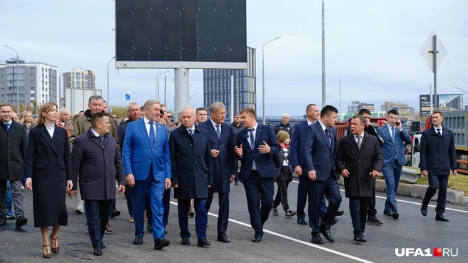 На открытие явилась целая делегация чиновников и политиков во главе с Радием Хабировым | Источник: Булат Салихов / UFA1.RU