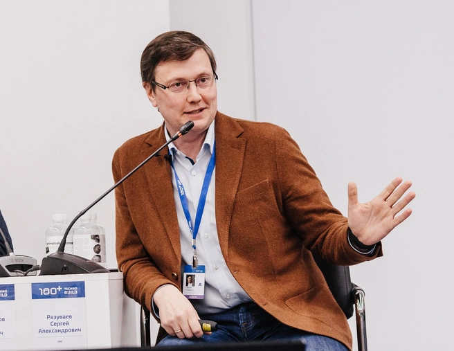 Сергей Разуваев говорит, что жилье должно не только свою функцию выполнять — быть местом, где спят, оно должно еще и приносить счастье людям | Источник: Татьяна Кошутина