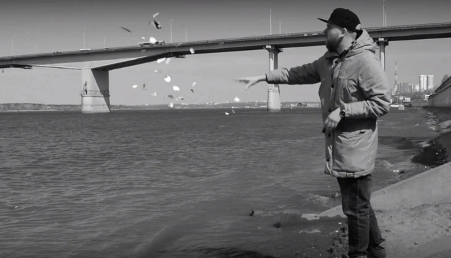 В клипе можно увидеть места, которые любил художник. Например, берега Камы | Источник: SegaTyler / Youtube.com