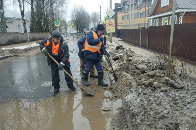 В Костроме отводят воду с дорог из-за таяния снега