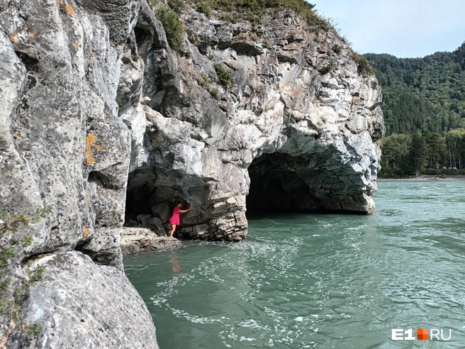 Грот Ихтиандра на реке Катунь | Источник: Дарья Черткова