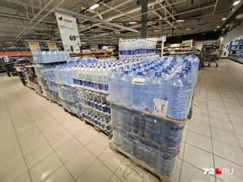 В «Окее» большой выбор воды. Самая дешевая, которая обнаружена, — 69 рублей | Источник: Павел Красоткин / 72.RU