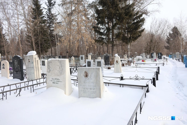 Могила находится рядом со входом на кладбище | Источник: Евгений Софийчук / NGS55.RU