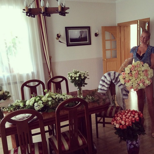 Анастасия Волочкова в доме Бахтияра со множеством подаренных букетов