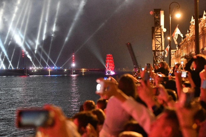 Петербуржцев предупредили о переменчивой погоде в ночь «Алых парусов» | Источник: Андрей Бок / «Фонтанка.ру»