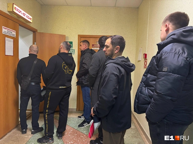 Вот такая группа поддержки пришла на суд поддержать водителя | Источник: Дарья Манохина / Е1.RU