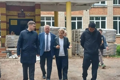 Емельянова проверила ремонт школы и стадиона в Локне
