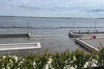 Волга вышла из берегов и затопила набережную Волгограда