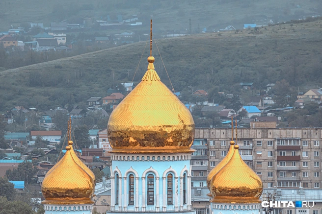 Облагораживать храмы позолоченными элементами не обязательно, но люди делают это для того, чтобы выделить храм Божий | Источник: Олег Фёдоров / CHITA.RU