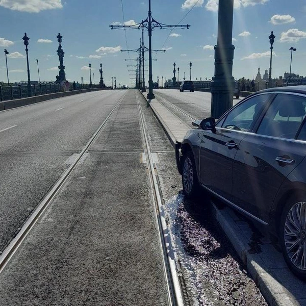 ДТП на Троицком мосту заткнуло выезд с Петроградской стороны | Источник: Мегаполис | ДТП и ЧП | Санкт-Петербург | Питер