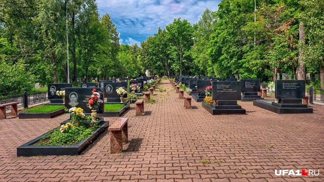 Посетили уфимский мемориал жертвам Боденской авиакатастрофы | Источник: Булат Салихов / UFA1.RU
