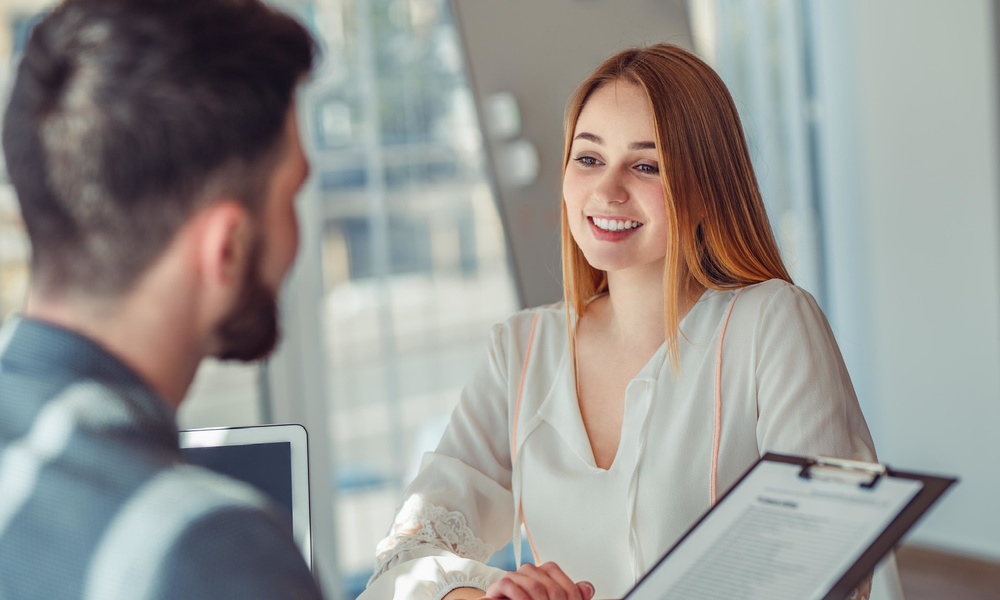 Женщина на собеседовании. Девушка проходит собеседование. Красивая девушка на собеседовании. Собеседование. Девушка проходит собеседование.