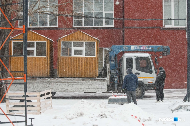 Непогода не помешала уличным работам | Источник: Андрей Бортко / NGS.RU