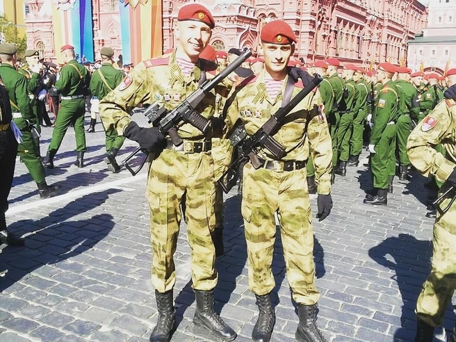 Несколько лет назад Андрей участвовал на параде на Красной площади | Источник: соцсети