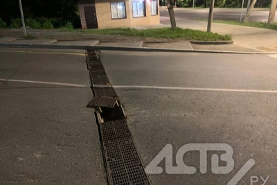 На дороге к «Горному воздуху» вырванная решетка пробила колесо