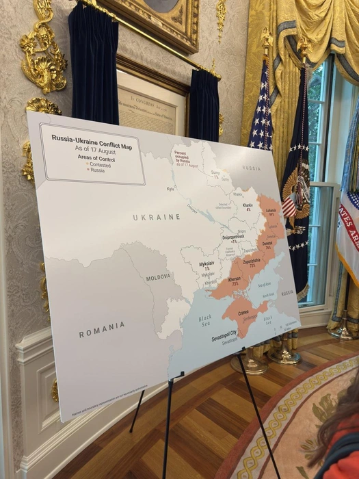 Во время переговоров Трампа и Зеленского в Овальном кабинете выставили большую карту Украины | Источник: Трансляция Белого дома