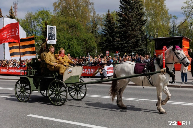 В коляске сидит родственник Якова Неумоева, участника ВОВ. Ветеран долгое время руководил ипподромом, так что именно такое появление портрета тюменца символично | Источник: Ирина Шарова / 72.RU 