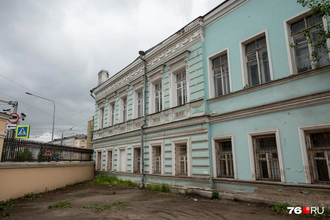 Необычный ракурс на дом с Атлантами&nbsp;— особняк купца И.&nbsp;Н.&nbsp;Дунаева | Источник: Александр Куренной / 76.RU