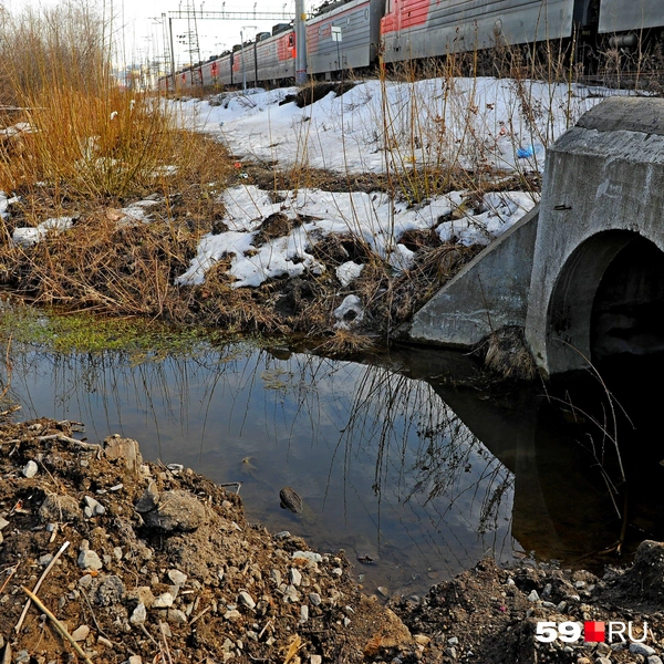 Дождевая и талая вода со всего города уходит по ливневой канализации под железную дорогу